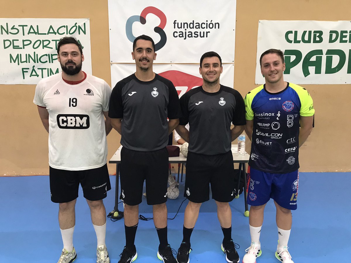 Capitanes de @FundCajasur CBM y <a href="/BMMontequinto/">Helvetia Montequinto</a> junto a pareja arbitral. ¡Buen partido a todos!