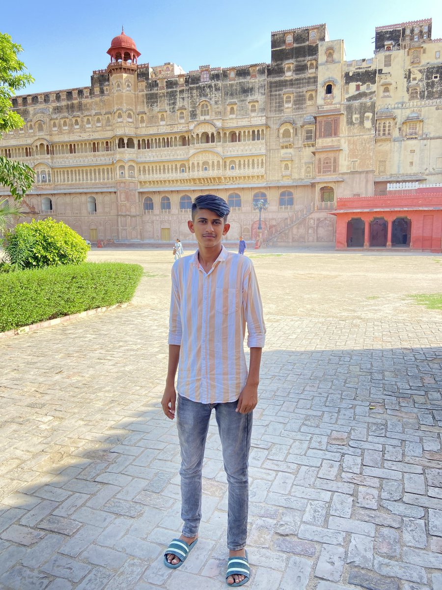 Thanu_45's tweet photo. जो कल थे , वे आज नहीं है ।
जो आज है , वे कल नहीं होंगे ।
होने , ना होने का क्रम
इसी तरह चलता रहेगा ।
हम है , हम रहेंगे 
यह भ्रम भी सदा पलता रहेगा ।। 
                                    ~ अटल बिहारी वाजपेई https://t.co/G1dAWSq6yo