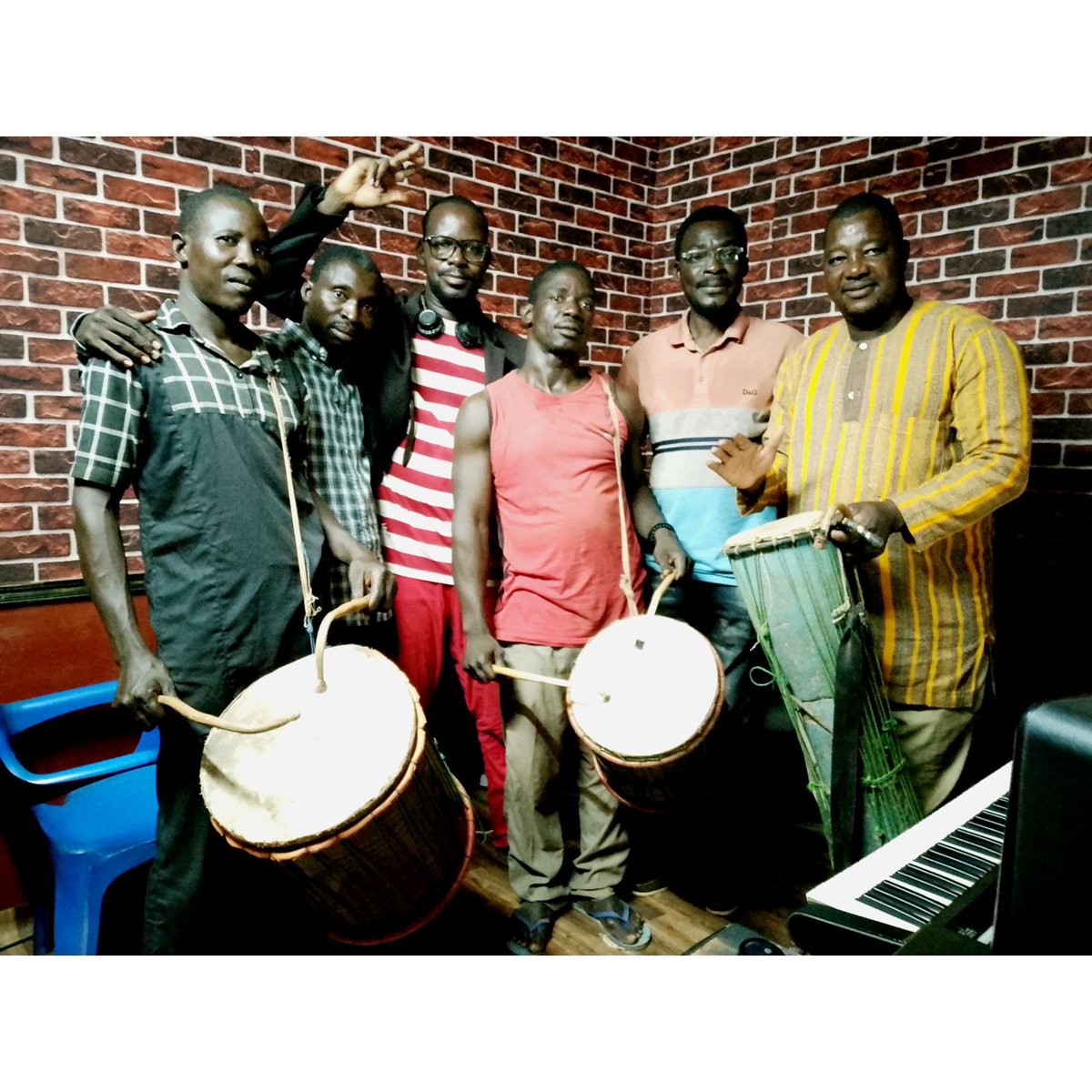 ZEMBALACULTURE's tweet photo. Les séances studio continuent et se poursuivent dans une ambiance bon enfant. Dans le cadre du projet #FUSSON Projet de résidence de recherche et de création musicale piloter par #ZEMBALACULTURE 

@PaicGc
#FDCT
#MCCAT
#UE
#Industrie #Culturelle et #Creative #Burkina_Faso https://t.co/tRjYwTpHx8