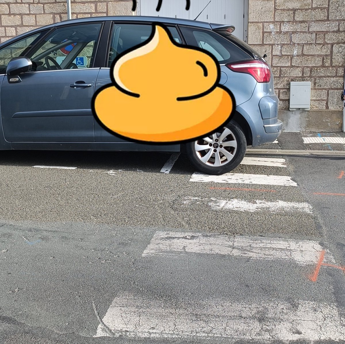 A #niort on peut  etre #gcum x2
C est autorisé chez nous en cumulant  passage pieton  + place réservée
#MobiliteDurable