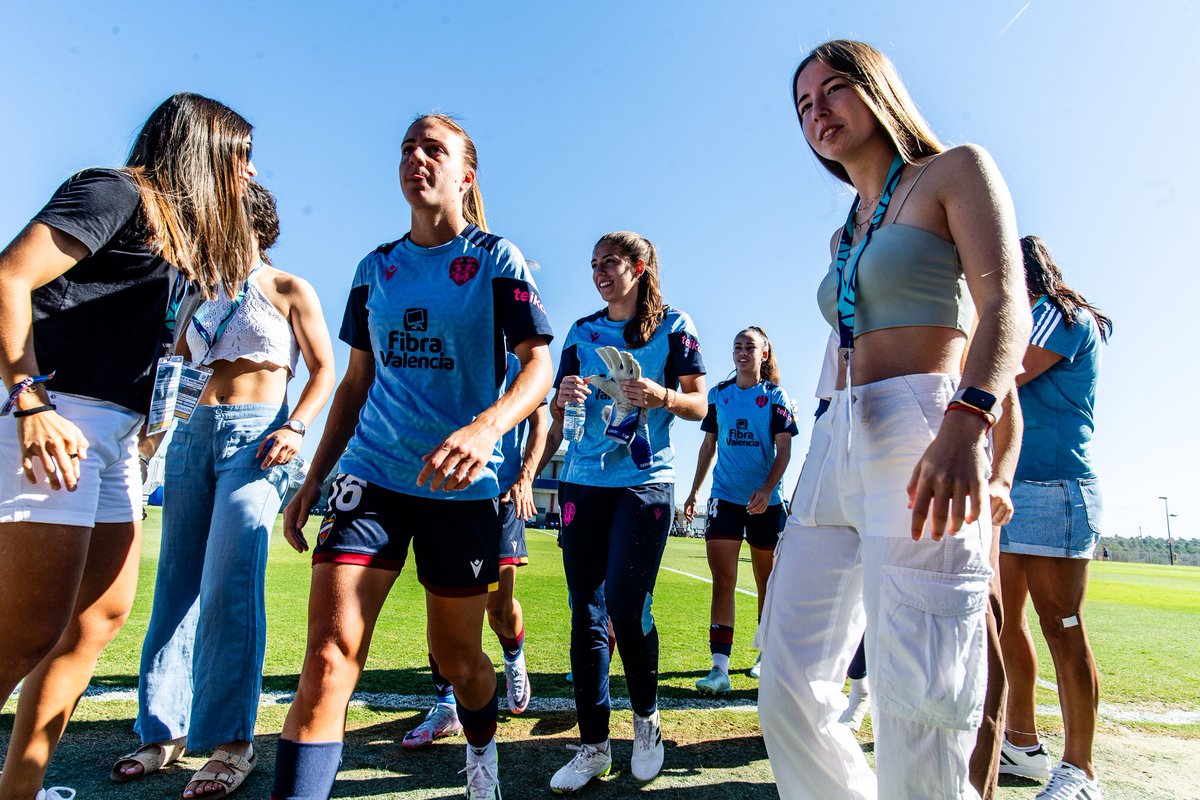 Nuestro vaso medio vacío es lo que nos 𝗹𝗹𝗲𝗻𝗮 🔋 de fuerza

María➕Núria➕Mayra➕Alba

Familia 💙❤. Nuestra arma secreta