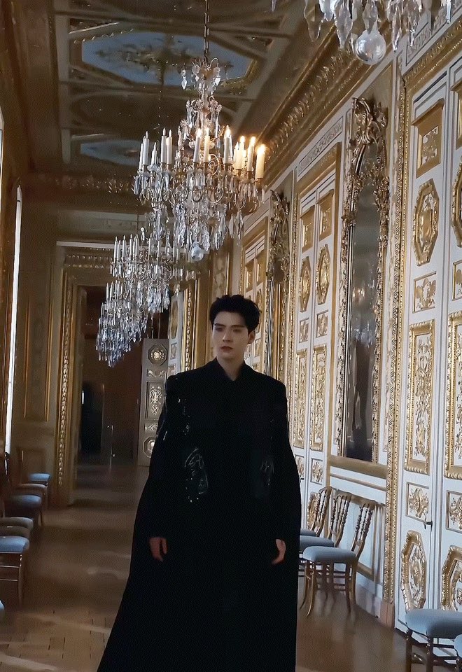 HappyLuckyHahah's tweet photo. The Dark Knight.

GONG JUN IN PARIS
 #GongJun #龚俊 #SimonGong #龚俊Simon 
#GongJunPFW2023 #GongJunXParis #ElieSaab https://t.co/b6SafOqBTZ