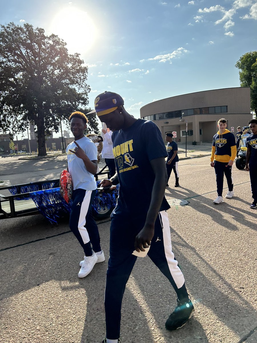 MMULancersMBB's tweet photo. Kicking off #LancerDays with a little parade action! #TheMount https://t.co/0mkNkFjbu6