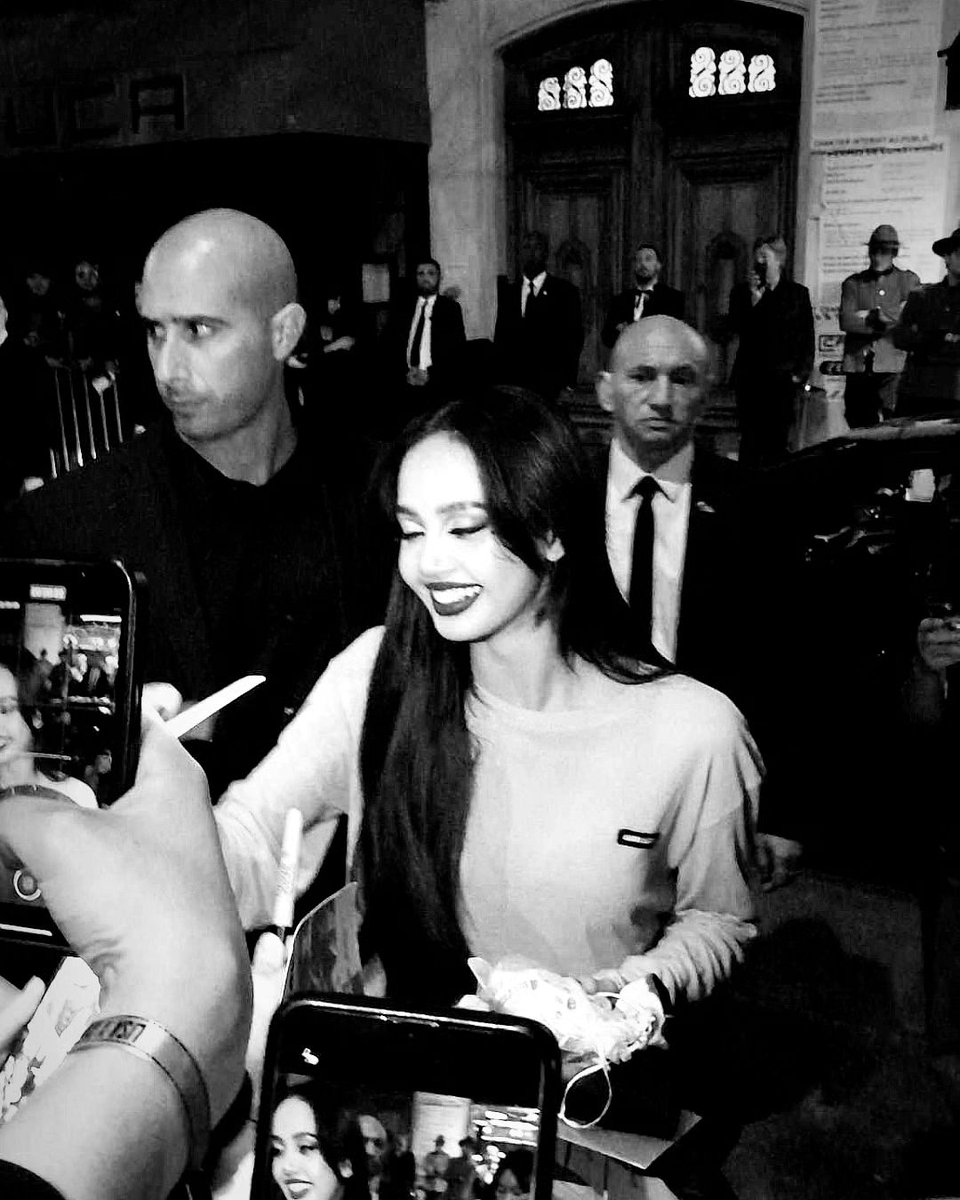 LISANATIONS_'s tweet photo. 🖤🖤🖤
LALISA AU CRAZY SHOW 
#LISAxCRAZYHORSEPARIS https://t.co/vA8dGwDbdV