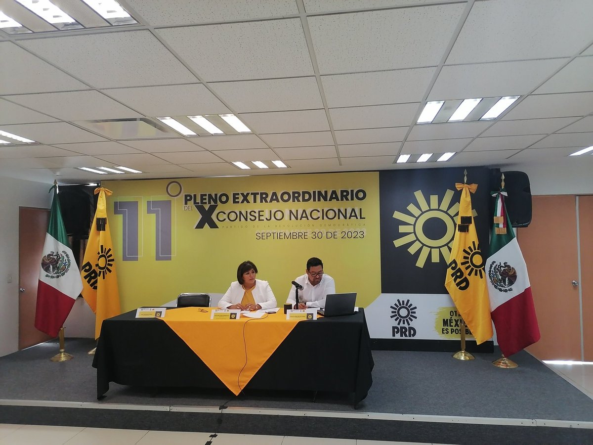 ConsejoPRD's tweet photo. Iniciamos los trabajos del XI Primer  Pleno Extraordinario del X Consejo Nacional del @PRDMexico convocado para esta fecha. Preside la C. @RoxanaLunaP y nuestro Secretario @REEDSSAJOR.  @Jesus_ZambranoG, @adrianadiaz_prd https://t.co/HRkhCGbtNC