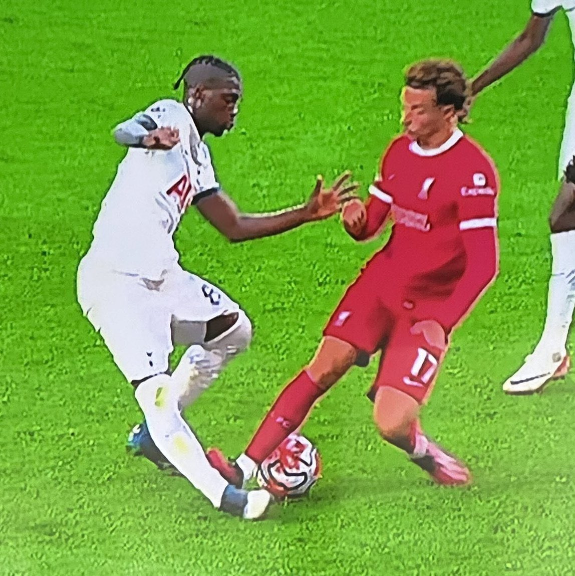 Eleanorrd22's tweet photo. @Hepple7 Hi Elizabeth, I personally believe this is an ankle breaker x https://t.co/ewdnasDGWb