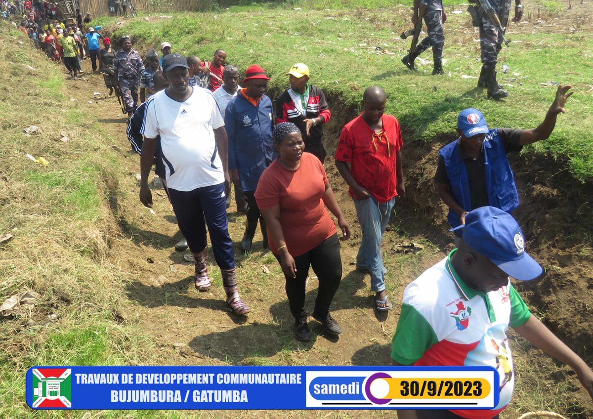 nshingamateka's tweet photo. 1/n Le deuxième Vice-Président de @nshingamateka, l'Hon. @AbelGashatsi, en compagnie des Hon. Députés élus dans la circonscription de Bujumbura, s'est joint à la pop. de la zone Gatumba, commune Mutimbuzi de @BujumburaProv lors des travaux de dév.communautaire de ce 30/9/ 2023. https://t.co/pfVlqjTlTk