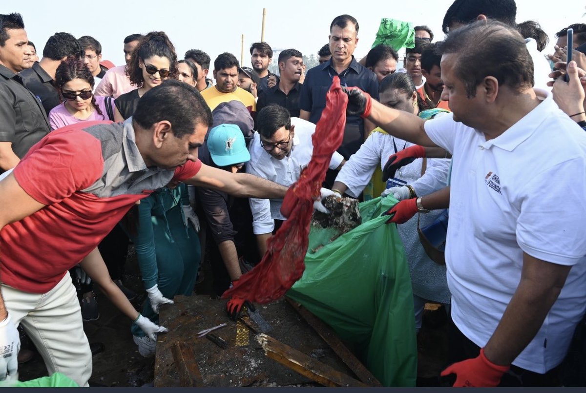 Mumbai's biggest Post Ganapati Visarjan event at Juhu Beach: The Most Sucessful #Cleanathon 2 with Divyaj Foundation @fadnavis_amruta & BMC. In this cleanliness drive approximately 3.5MT garbage was lifted & sent to Dumping ground. #SwachhataHiSeva Our planet, our responsibility.