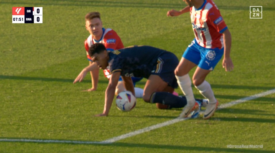 📺💥 El VAR se tragó un penalti por mano de Bellingham.

👉🏻 Bellingham coloca el brazo de forma VOLUNTARIA en la trayectoria del balón.

❌ ES PENALTI.

▪️ Es el brazo derecho el que está siendo utilizado como punto de apoyo.
