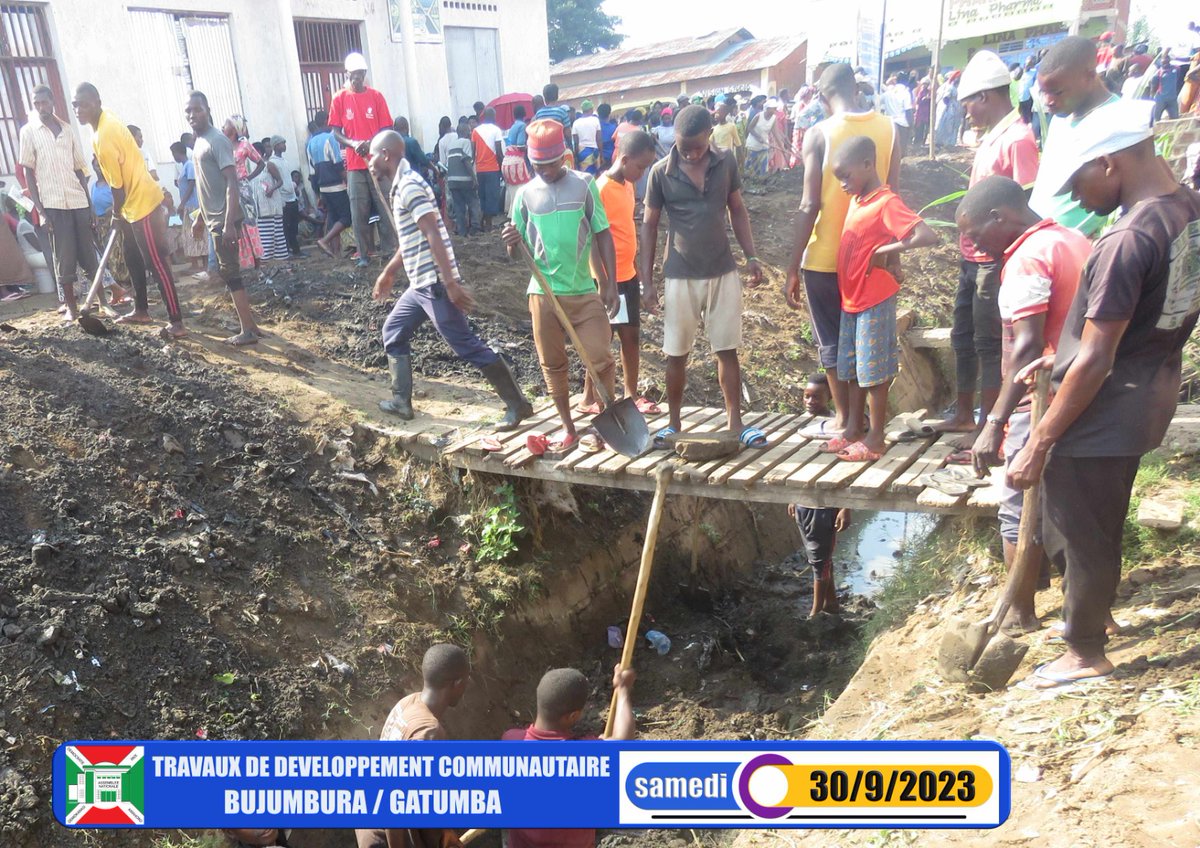 nshingamateka's tweet photo. 2/n Ces travaux auxquels participaient le gouverneur de la @BujumburaProv, les autorités administratives et une multitude de la population consistaient au curage d'un caniveau qui sépare les quartiers Gaharawe, Muyange 1 et Mushasha 2 de la zone #Gatumba. https://t.co/vUEKsgD6C5