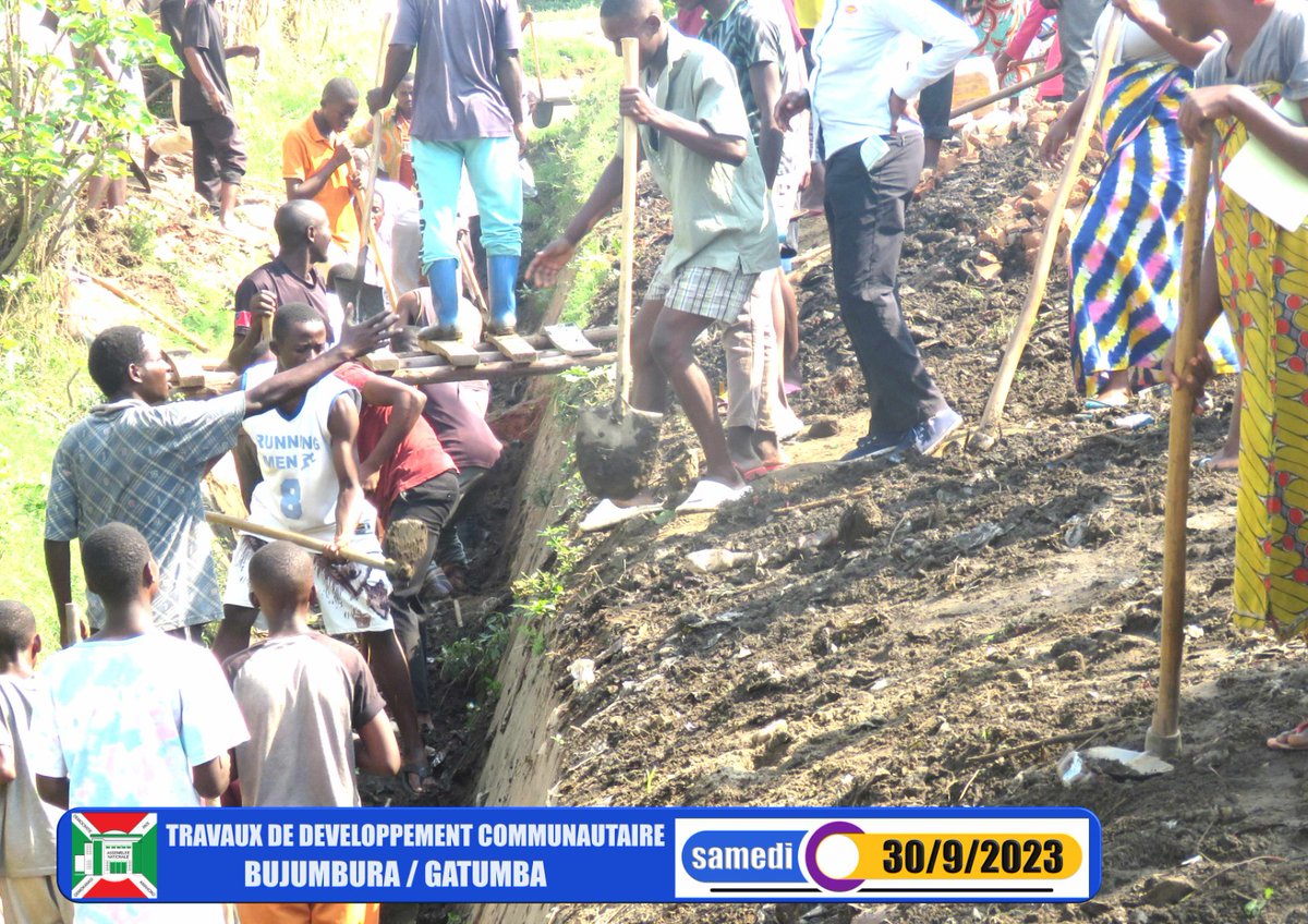 nshingamateka's tweet photo. 2/n Ces travaux auxquels participaient le gouverneur de la @BujumburaProv, les autorités administratives et une multitude de la population consistaient au curage d'un caniveau qui sépare les quartiers Gaharawe, Muyange 1 et Mushasha 2 de la zone #Gatumba. https://t.co/vUEKsgD6C5