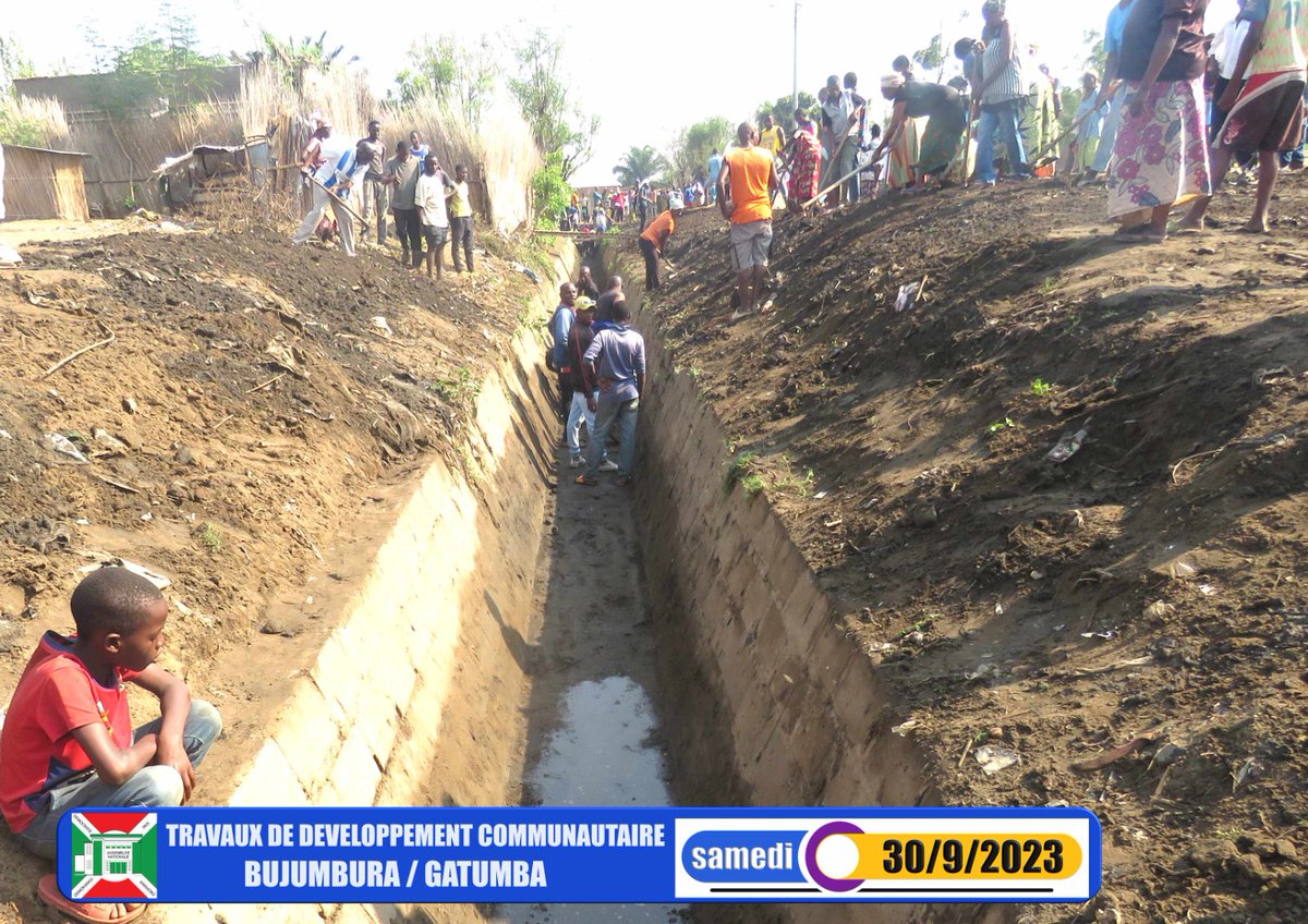 2/n Ces travaux auxquels participaient le gouverneur de la @BujumburaProv, les autorités administratives et une multitude de la population consistaient au curage d'un caniveau qui sépare les quartiers Gaharawe, Muyange 1 et Mushasha 2 de la zone #Gatumba.