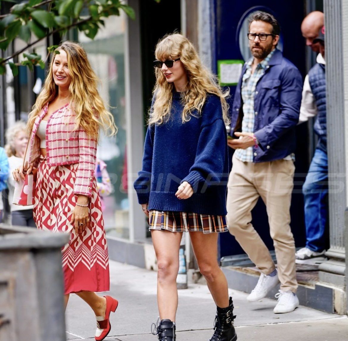 TheSwiftSociety's tweet photo. 📷| @TaylorSwift13 with Blake Lively and Ryan Reynolds recently! https://t.co/isHfnxqVC2