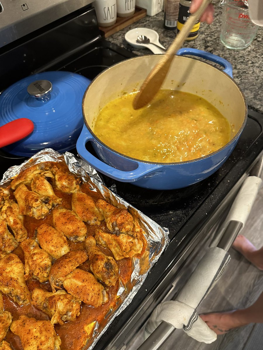 WarDamnPeeples's tweet photo. @ReneePaquette getting messy in the kitchen with your beer dip! https://t.co/ECuoLieuWv