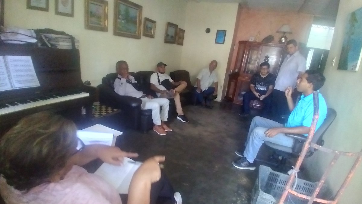 StalinLinares's tweet photo. Reunión con los Secretarios de Santa Rosa y San Blas planificando estrategias para el triunfo del Líder @prospericarlos. Todos los días el @CEMValmoreRVale en trabajo constante hasta lograr Una Venezuela libre y de los venezolanos con #ProsperiPresidente. https://t.co/9AvurrUE9Z