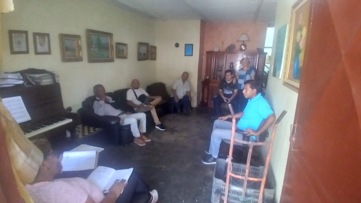 StalinLinares's tweet photo. Reunión con los Secretarios de Santa Rosa y San Blas planificando estrategias para el triunfo del Líder @prospericarlos. Todos los días el @CEMValmoreRVale en trabajo constante hasta lograr Una Venezuela libre y de los venezolanos con #ProsperiPresidente. https://t.co/9AvurrUE9Z