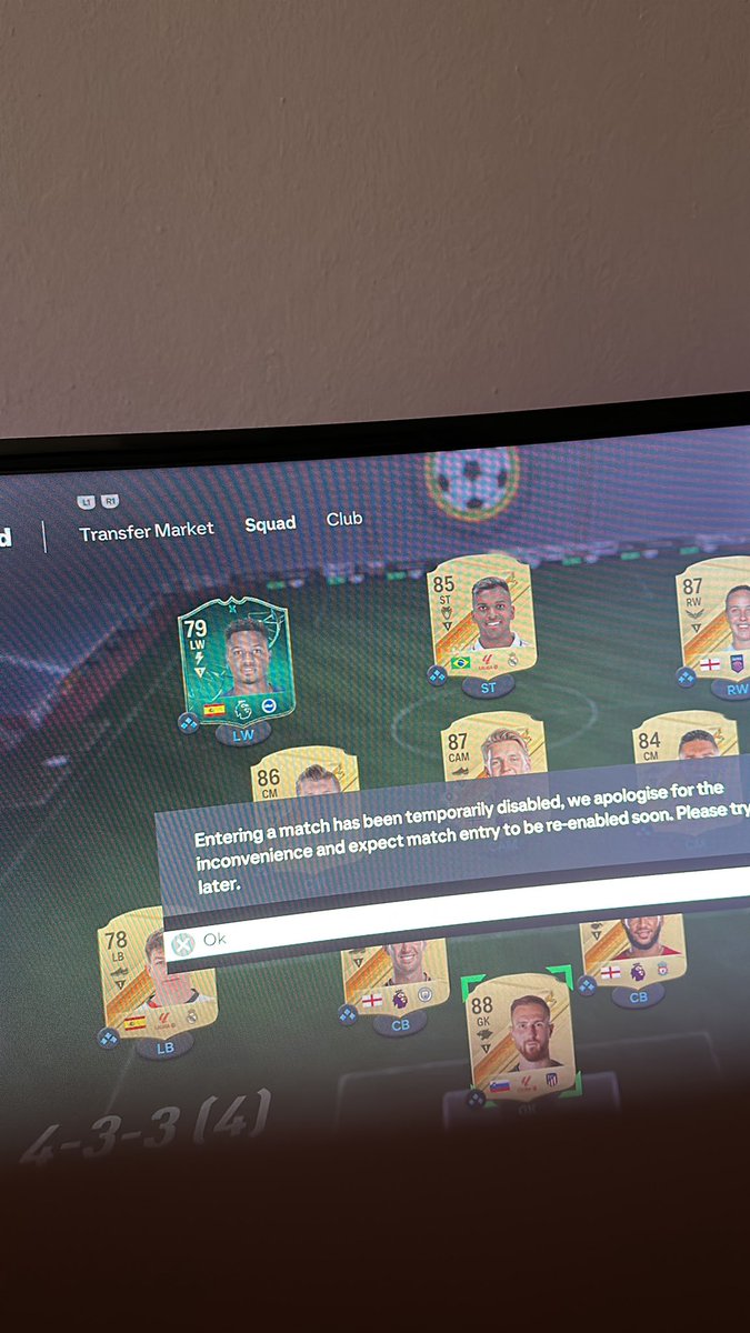 nisuap's tweet photo. @FUTZONEFIFA @EASPORTSFC been like this for 4 days what do i do https://t.co/jh2uFlG18Z
