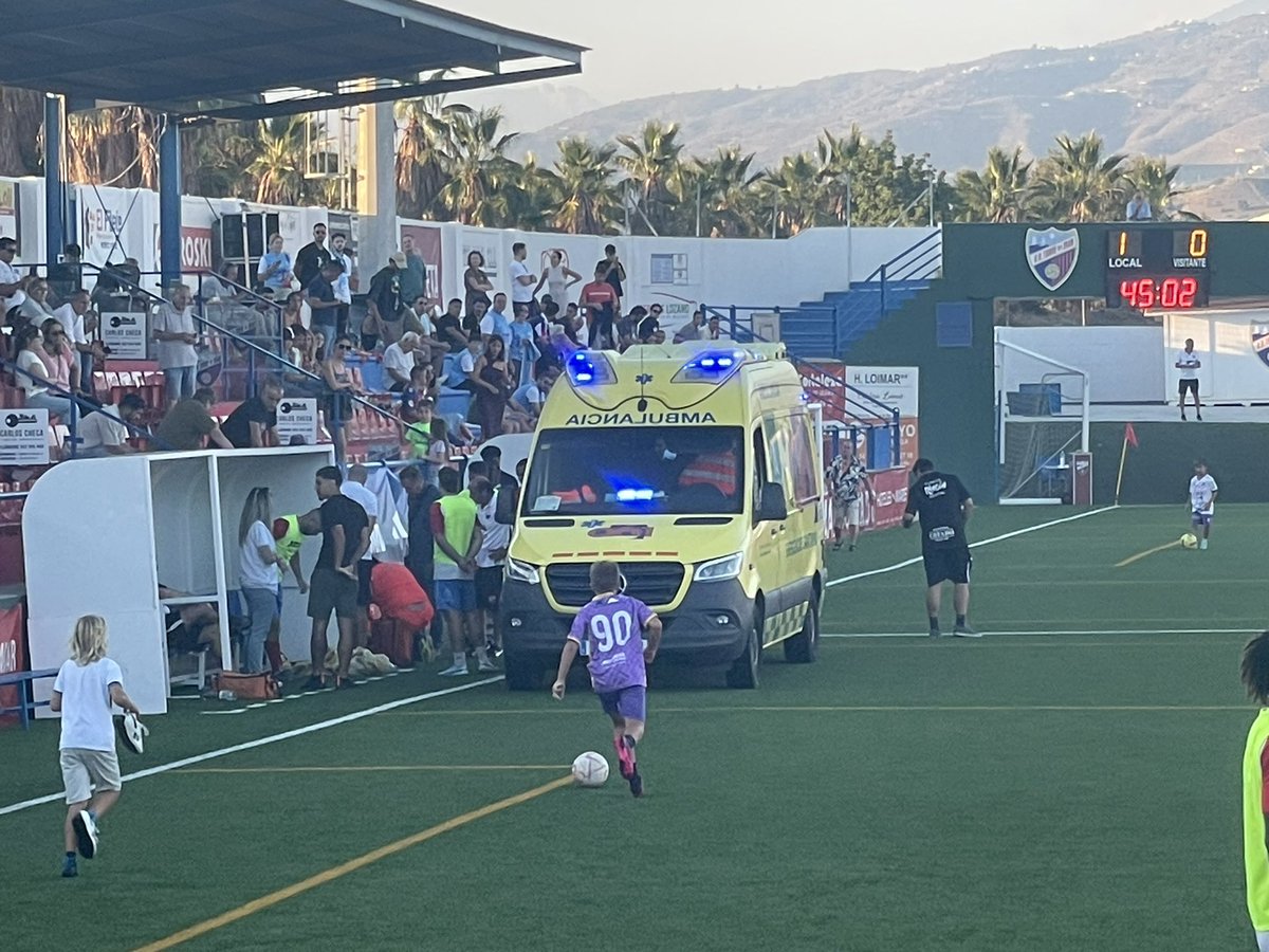 La ambulancia traslada al jugador de la <a href="/udtorredelmar71/">U.D. Torre del Mar</a>, Miguel, que recibió un golpe en la primera mitad. #torredelmar #velezmalaga #TerceraFederación #TerceraRFEF