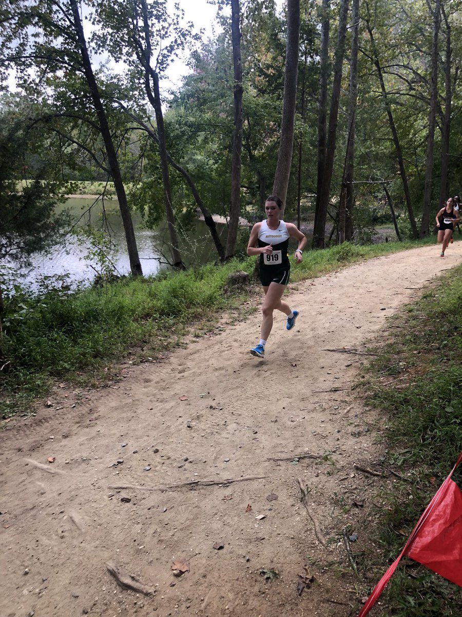 bearstrack_xc's tweet photo. Forgot this kid is not on my team anymore when I started yelling at her. #methodistu https://t.co/VTW0Hkonj8
