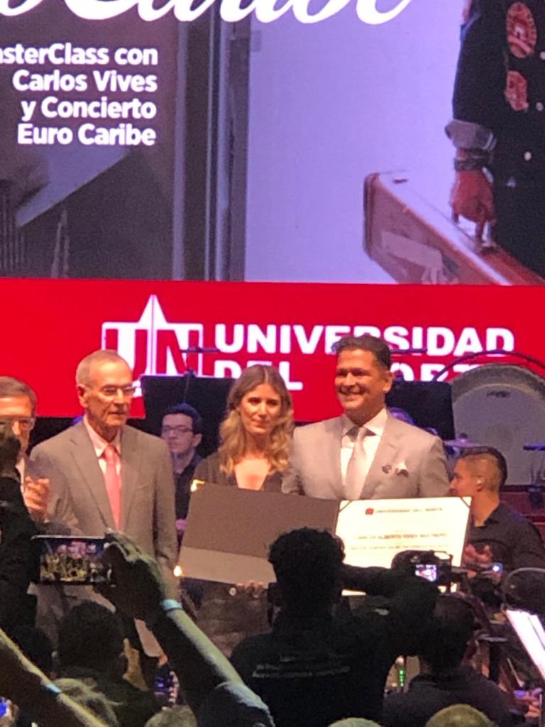 JuventinoOjito's tweet photo. Indiscutible, #acertado y #legítimo reconocimiento de @UninorteCO y #Barranquilla para @carlosvives  por una vida dedicada a cultivar las #artes, enaltecer la #música de la @RegionCaribeCO y por una labor social extraordinaria. Charlie: ¡Felicitaciones #Doctor! https://t.co/c6on90xbpb