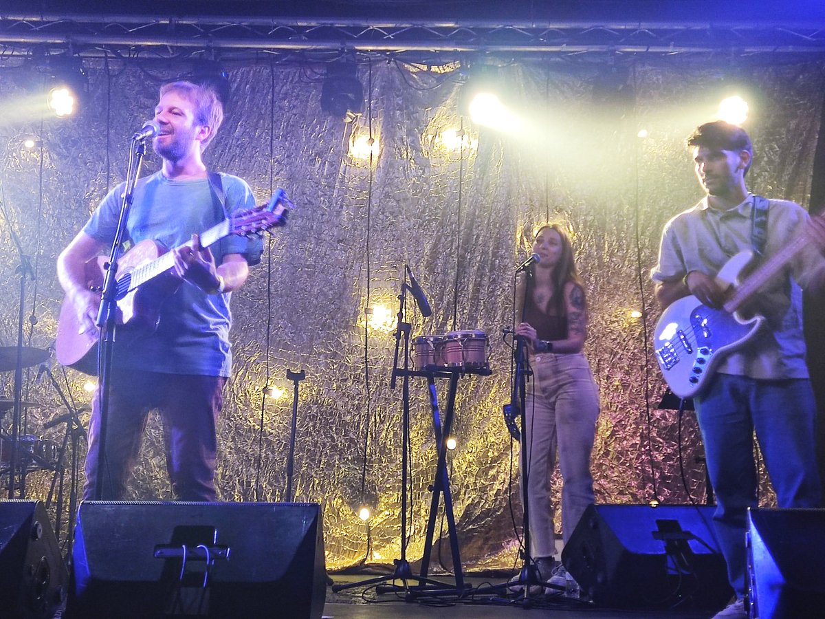 muntsavm's tweet photo. 😎Bonus track del concert d'ahir a la @lanaubcn. Infinitament joves. Encara estic remoguda. Onades de llum, de Guillem Ramisa. Grans finals per a grans inicis. Amb l'energia de la lluna plena. Yeah!
#onadesdellum #objectivament #nomexpliquismerdes #euforia #animadecorall https://t.co/ED41HFPJNi