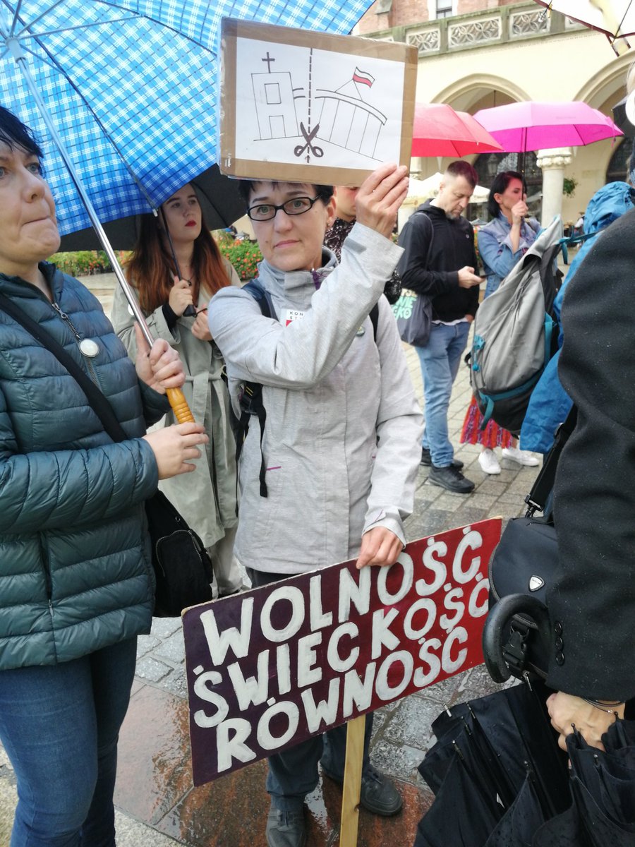 MBurzawa's tweet photo. Dni Świeckości 2023 w tym. Marsz Świeckości, z świetnym wystąpieniem @owca_ola. Mieliśmy dziś dwa ciekawe panele: Edukacja oparta na wiedzy, medycyna oparta na wiedzy z udziałem @ewaowerczuk. Mamy fantastycznie merytoryczne kandydatki. Jutro o 10:00 panel z @dgpopiolek https://t.co/4FluA4tJ8q