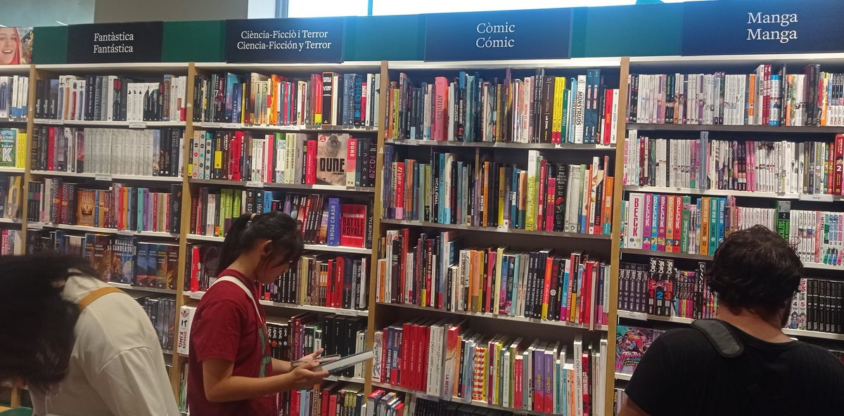 StephnDedalus16's tweet photo. Cómic/Còmic; literatura fantástica/fantàstica; etc.  Vet aquí un bilingüisme mal entès, absurd i estèril. Qualsevol espanyol pot entendre cartells en català que només difereixen del castellà en un accent. I ja no diguem Manga/Manga, que fa riure. Feu-vos-ho mirar, #CasaDelLlibre https://t.co/vkyzfPPOk1
