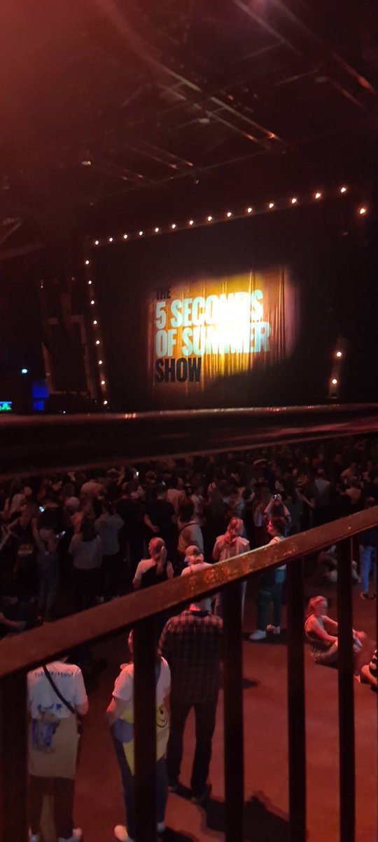 SharnaaES's tweet photo. Kid1, Covid and Kid2 later, here I finally am. Back where I belong. #IveDoneMyWaiting #5Years 
@5SOS glad to be home https://t.co/OQXvHsYr8V