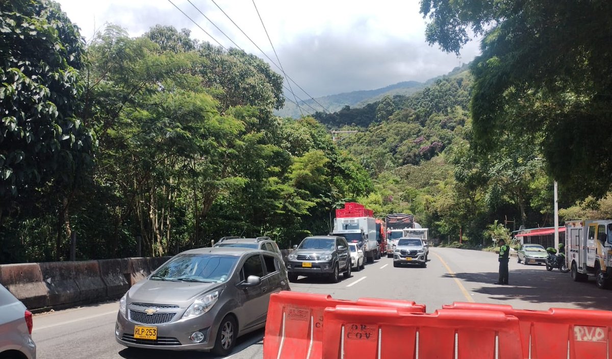 Señor Usuario debido a la afectación a la movilidad por parte de la comunidad de Pipiral, se informa que se realizará manejo de tráfico de forma paulatina en el sentido Bogotá-Villavicencio. Este atento a lad indicaciones de la Policía de Tránsito y Transporte. #SeguridadVial