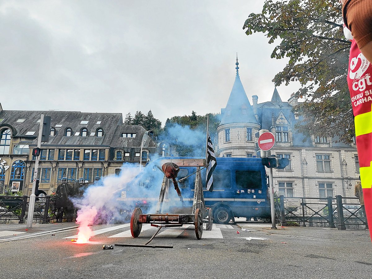 Les manifestants sont repartis déçus de Quimper. Un millier de personnes se sont réunies pour réclamer la réouverture 24h/24 de l'accueil des urgences de l'hôpital de Carhaix, mais n'ont pas obtenu gain de cause. 👉 urlz.fr/nPhk 📸 @BenjaminPontis pour @LeTelegramme