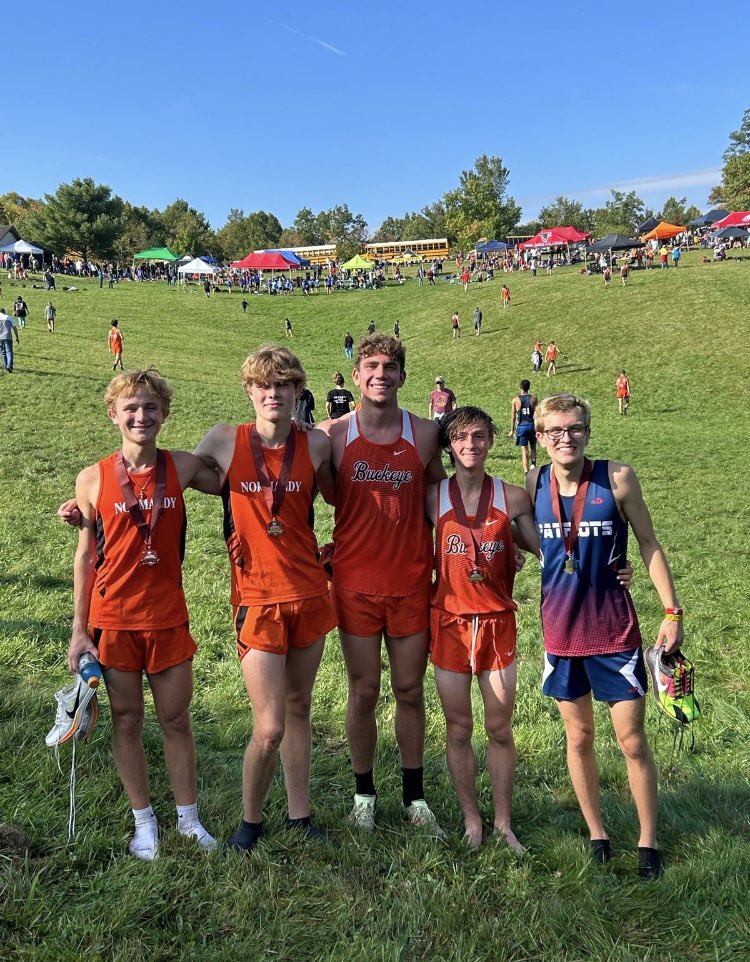 NateD___'s tweet photo. Woodridge Invite: 1st place maroon division. 17:16 5k https://t.co/XSM17d4VvK