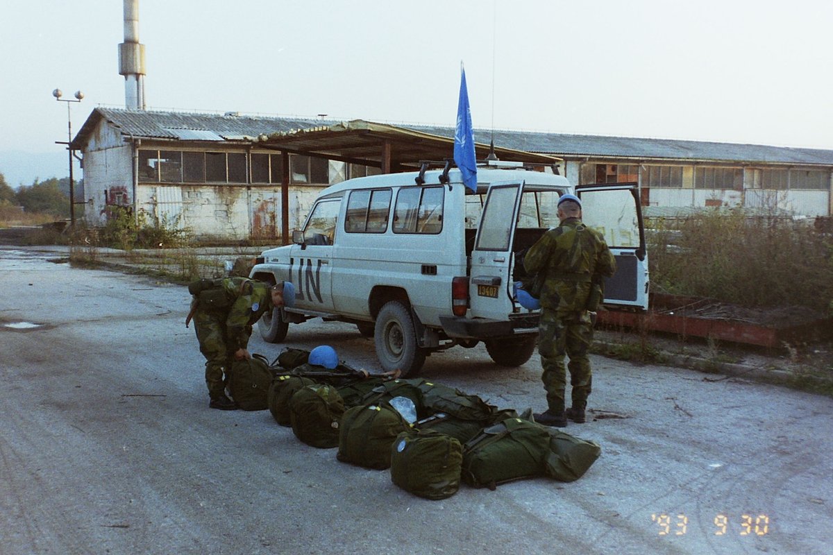 Morgonsur's tweet photo. September 30th, 1993.

Exactly 30 years ago today.

At 1800 HRS we roll into an empty, worn down container factory in Ljubače, outside Tuzla. Into what will be our home for the next half year. Into what for years ahead will be Camp Oden.

#etthalvtårettheltliv https://t.co/j5Zdui40AQ