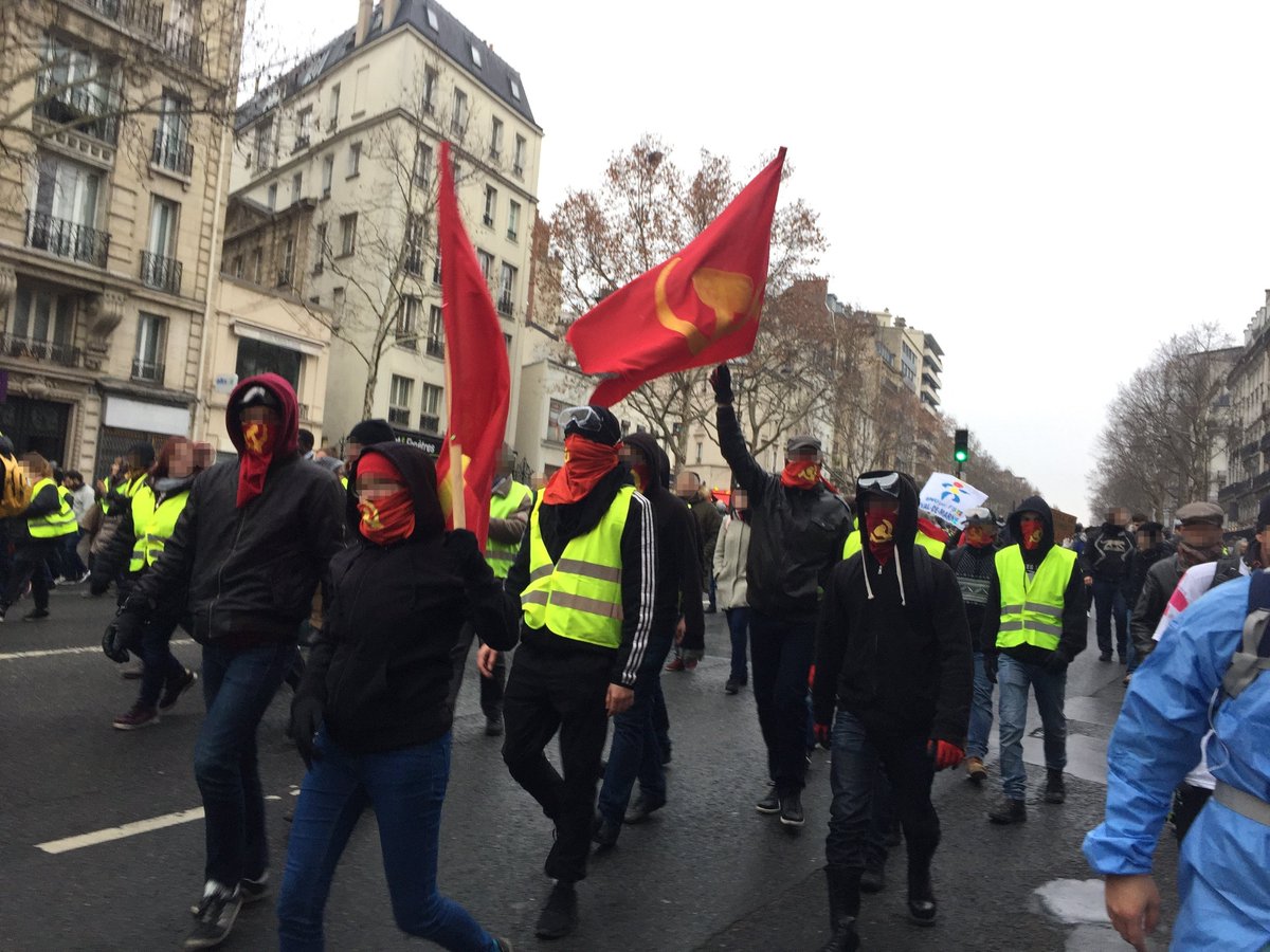 jmusulmans2's tweet photo. La solidité du mouvement syndical👷🏽‍♀️

La percussion du cortège de tête  🏴🚩

La puissanc, l'endurance des #GiletsJaunes🦺

L'explosivité des quartiers🎇

La fougue de la jeunesse du zbeul des poubelles🔥

La tête froide des orgas révolutionnaires 🐯

#14Octobre #flambeeDesColeres https://t.co/8wjqm4LMvm