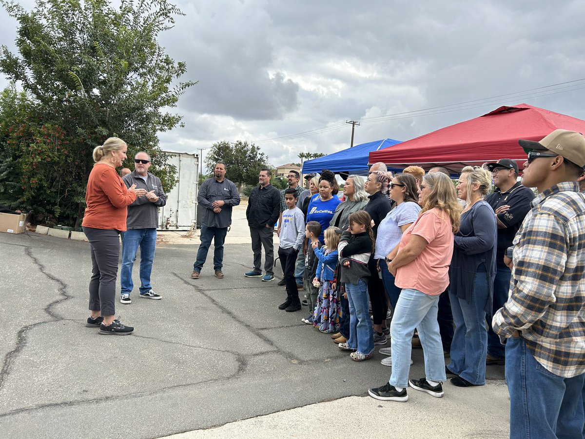 kscott_SoCalGas's tweet photo. So proud of our @socalgas employees. Spending our Saturday cooking & serving lunch (from our natural gas bbq) for seniors at the Highland Senior Center. Thank you Highland Mayor Pro Tem Penny Lilburn for your comments. We look forward to this event every year. #gladtobeofservice https://t.co/tlAuaZUJMG