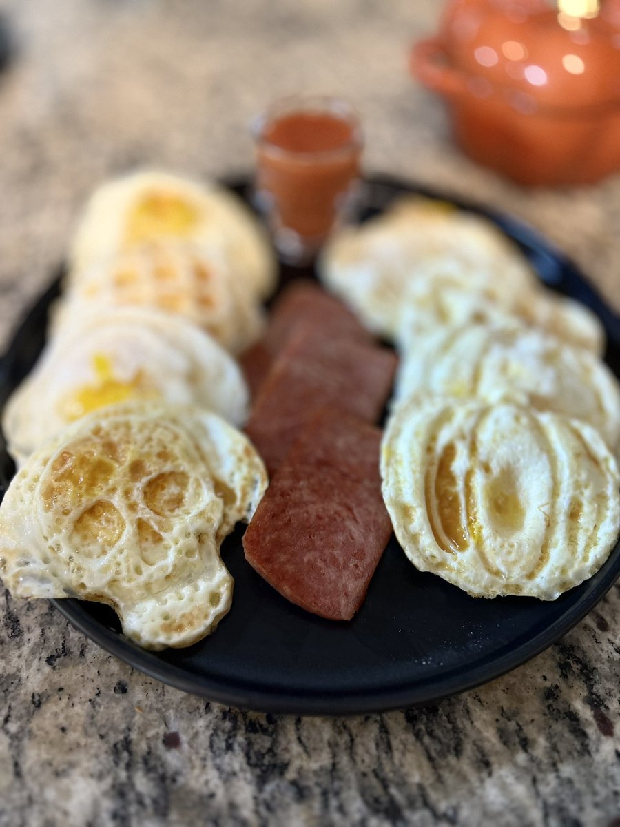 realkmdark1's tweet photo. It's beginning to look a lot like Halloween! 🎃Saw this & had to make spooky eggs in the mini waffle irons, complete with 🧀 chaffle & spam for a cute little sandwich. Don't forget the hot sauce. 🌶️ 🍳Happy Halloween-Month Eve!💀 #halloweenfood #eggwaffle #chaffle #pumpkin #skull https://t.co/LVhhPBcXke