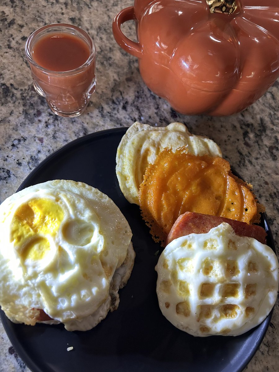 realkmdark1's tweet photo. It's beginning to look a lot like Halloween! 🎃Saw this & had to make spooky eggs in the mini waffle irons, complete with 🧀 chaffle & spam for a cute little sandwich. Don't forget the hot sauce. 🌶️ 🍳Happy Halloween-Month Eve!💀 #halloweenfood #eggwaffle #chaffle #pumpkin #skull https://t.co/LVhhPBcXke