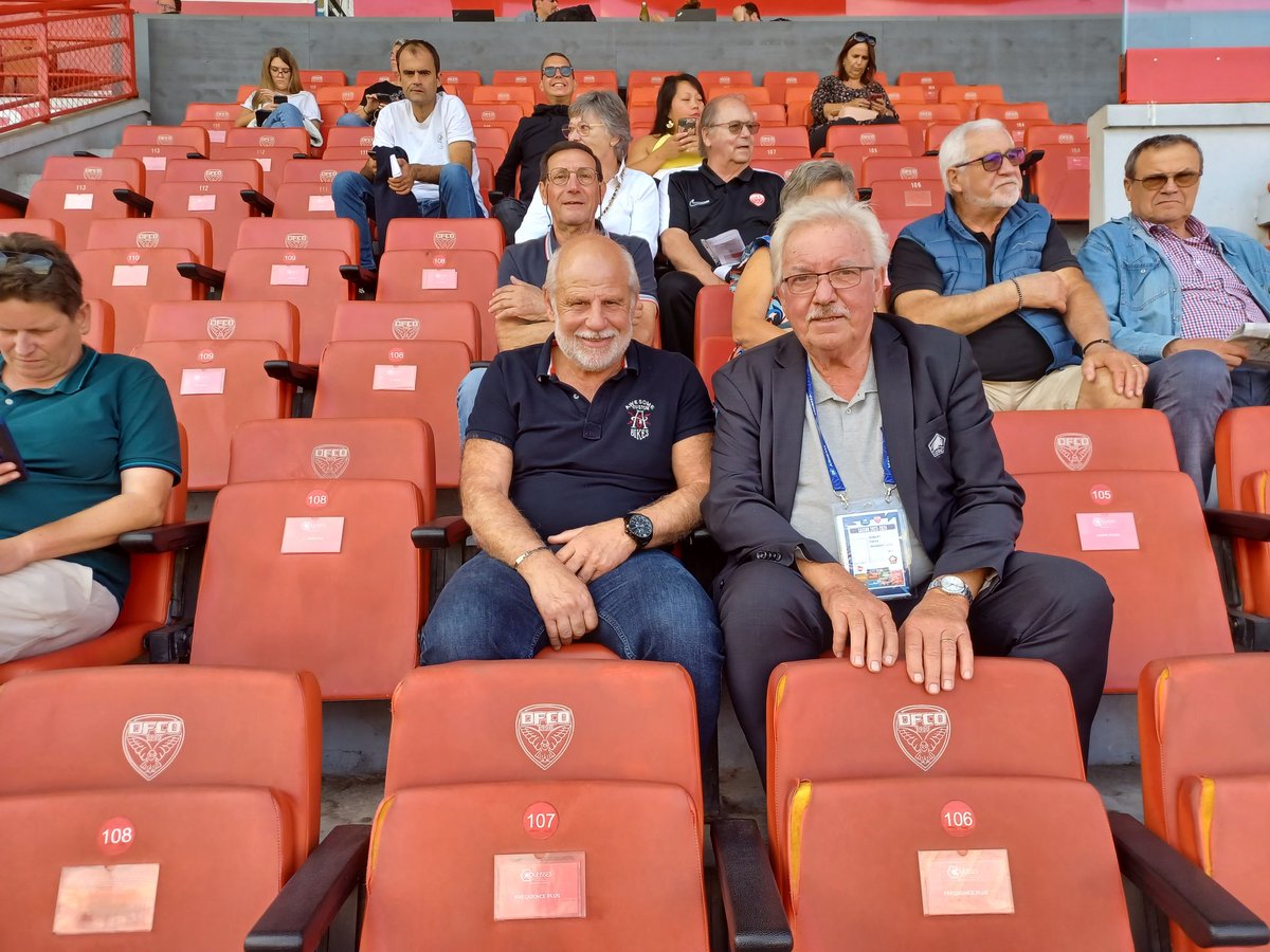 Avec mon collègue dijonnais Pierre Buonocore, une fin de match de folie à "Gaston Gerard" :
86eme : 2-1 pour le LOSC
93eme : 3-2 pour Dijon
97eme : 3-3
Notre 1er point en D1 Arkema, plein de promesses !