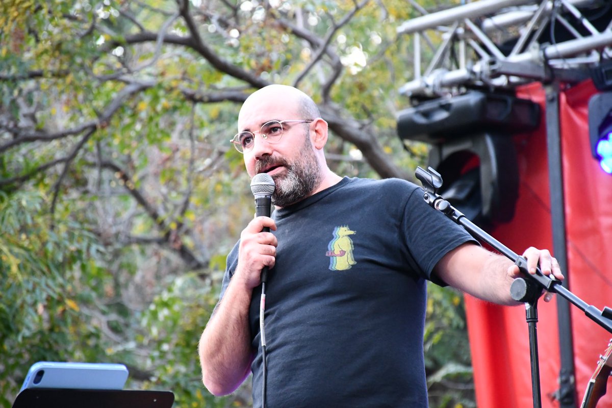 jcc_cat's tweet photo. 🎙️ Aquesta tarda, abans de l’actuació de @Modgi, la nostra Secretaria General @so_dana ha fet una intervenció sobre la realitat del jovent i manifestant el nostre suport vers la situació de l’@adrinoestassol. https://t.co/ahI2GUe4dk