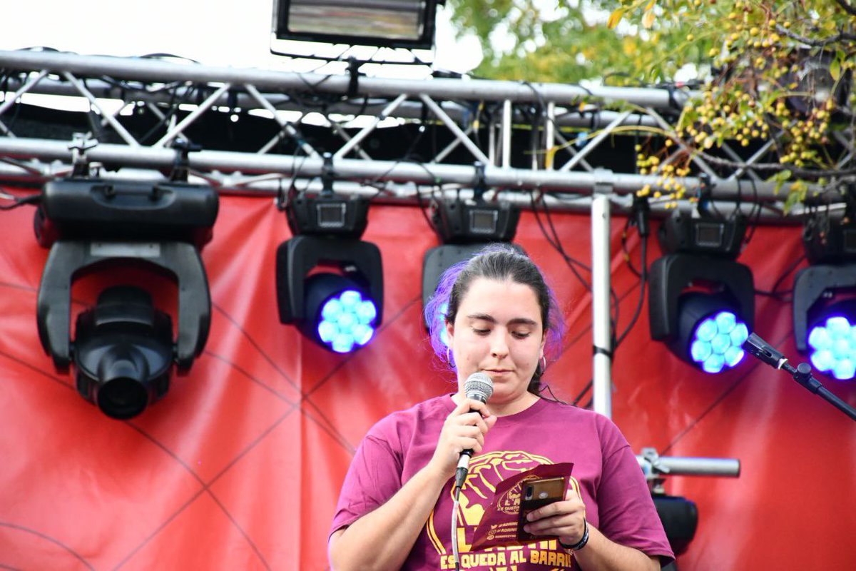 jcc_cat's tweet photo. 🎙️ Aquesta tarda, abans de l’actuació de @Modgi, la nostra Secretaria General @so_dana ha fet una intervenció sobre la realitat del jovent i manifestant el nostre suport vers la situació de l’@adrinoestassol. https://t.co/ahI2GUe4dk