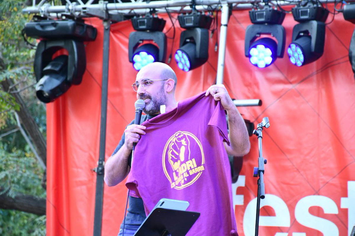 jcc_cat's tweet photo. 🎙️ Aquesta tarda, abans de l’actuació de @Modgi, la nostra Secretaria General @so_dana ha fet una intervenció sobre la realitat del jovent i manifestant el nostre suport vers la situació de l’@adrinoestassol. https://t.co/ahI2GUe4dk