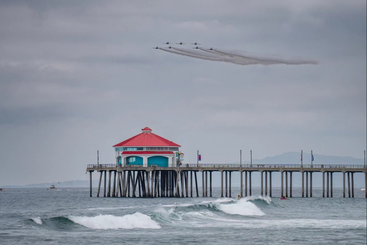 Day 2 in Huntington Beach today for the @Pacific_Airshow! Blue skies, looks like a high show! 🌊🤙