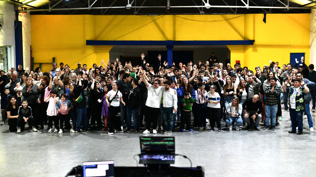 atlantaoficial's tweet photo. ¡Tirando Paredes cumplió 10 años y lo festejamos en casa! 📸

La actividad es una escuela de futbol, basket y hockey para niñas, niños y jovenes con discapacidad intelectual que ofrece el Bohemio. ¡Felicitaciones! 🇺🇦

#ParaAdelanteAtlanta 🟡🔵 https://t.co/4nyz2IbFoK