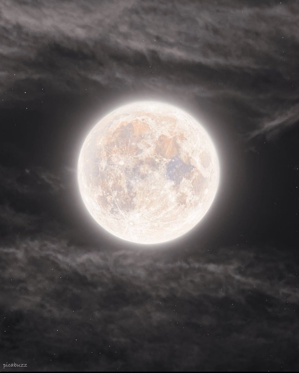 Full Harvest Moon Last Supermoon of 2023. 📷 Picabuzz