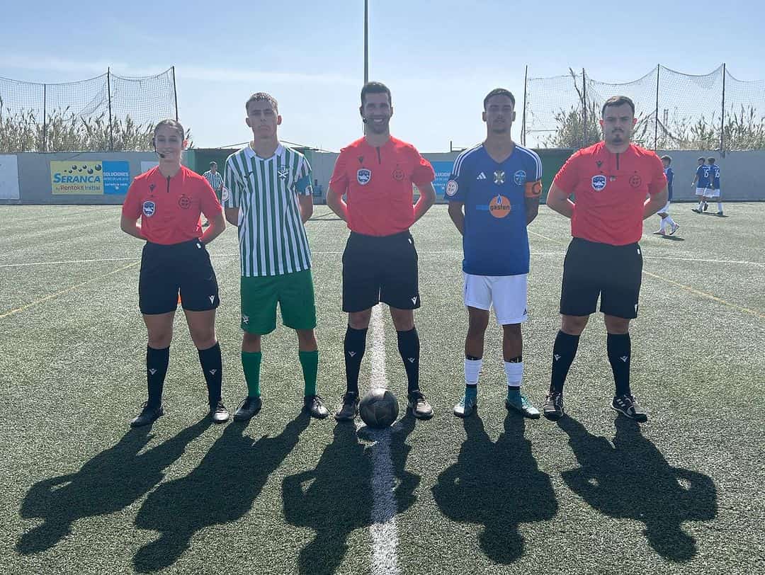 JuvenilDH's tweet photo. 📝 Faltaron los goles en el duelo tinerfeño 🏴󠁧󠁢󠁳󠁣󠁴󠁿 entre Sobradillo y San José 😅

🔋 Partido dónde reinó la intensidad y la lucha en el terreno de juego 🌱

✍️ @adrianvg071

🔗 https://t.co/LgFBFEUAeX

#SomosCDS💚 #SDSanJose💙 #JuvenilDH👟 #DH6🏆 https://t.co/j964Kh68xY