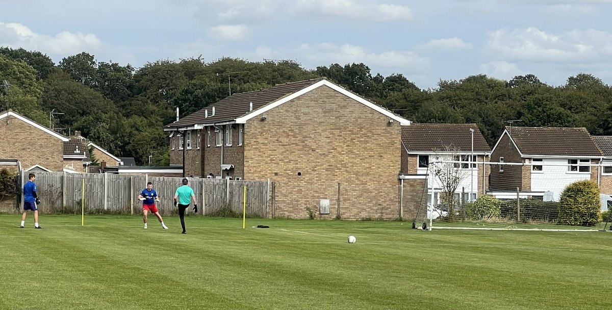 You know when proper keepers are warming up before a game when they train out of the goalmouth without being asked 👊👏@BFC_Reserves @CrawleyGreenRes