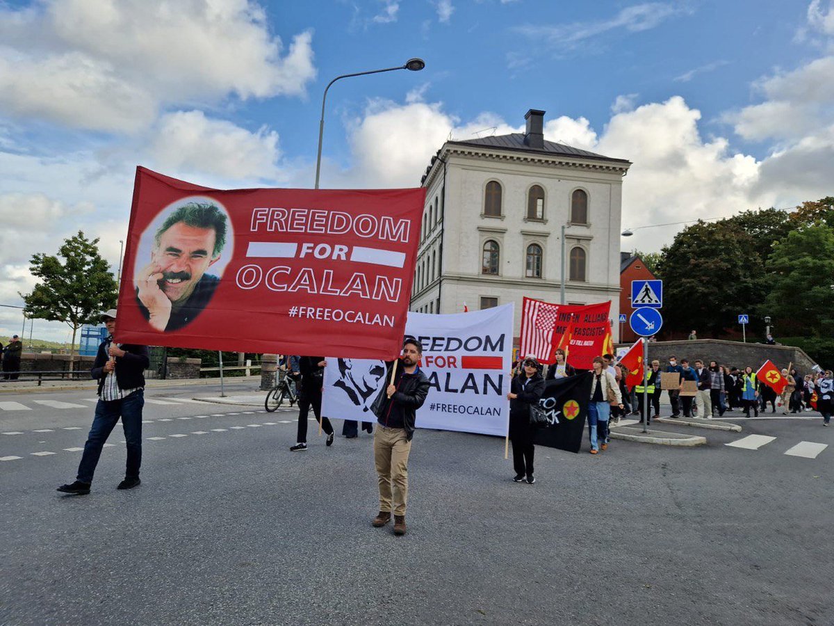 medyanews_'s tweet photo. As demonstrators marched through the city, several banners were displayed supporting the freedom of Abdullah Öcalan, the imprisoned Kurdistan Workers' Party (PKK) leader.

#AbdullahOcalan | #PKK https://t.co/79clwceMbc