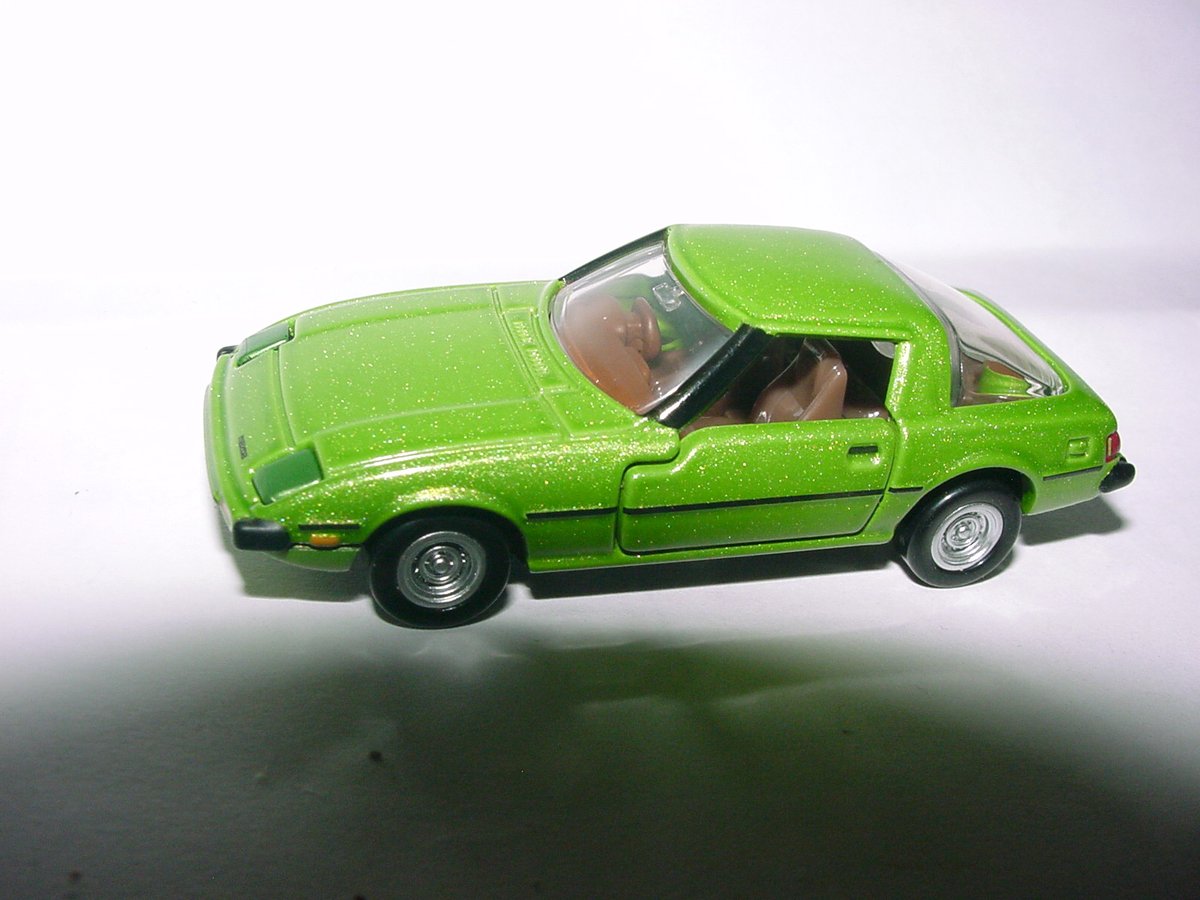 bfmps63's tweet image. 9月最後のおこづかいでタバコを買うべくセブンのレジに並んだが、何かを感じふと振り返ったところなんとSA22C（初代RX-7)を見つけ買ってしまった。今ニコチン切れで苦しんでいる(´・ω・｀)