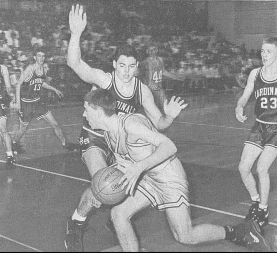 BLASTTOTHEPAST8's tweet photo. Cleveland Indian Travis Hafner vs Minnesota Viking Jim Kleinsasser in 1994 District 8 basketball. Also Randy Habeck 23, Aaron Wick 13, and Leon Knodle 44. What a great pic!!!! https://t.co/HQMR1ISu8X