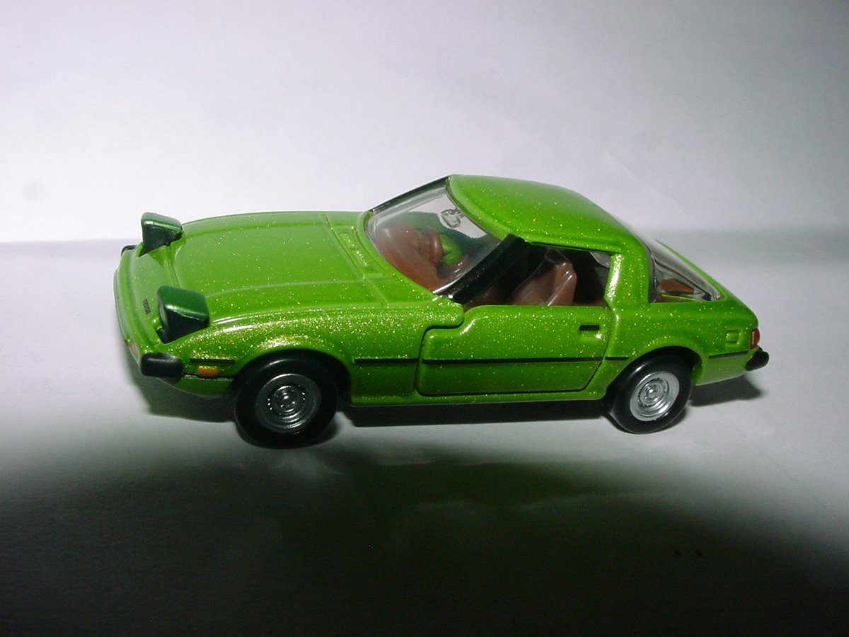 bfmps63's tweet image. 9月最後のおこづかいでタバコを買うべくセブンのレジに並んだが、何かを感じふと振り返ったところなんとSA22C（初代RX-7)を見つけ買ってしまった。今ニコチン切れで苦しんでいる(´・ω・｀)