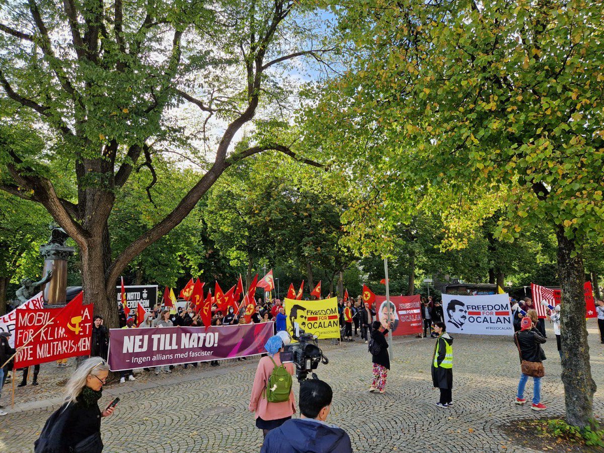 medyanews_'s tweet photo. As demonstrators marched through the city, several banners were displayed supporting the freedom of Abdullah Öcalan, the imprisoned Kurdistan Workers' Party (PKK) leader.

#AbdullahOcalan | #PKK https://t.co/79clwceMbc